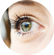 Close-up shot van een groen oog dat last heeft van droge ogen, kijkend in de verte