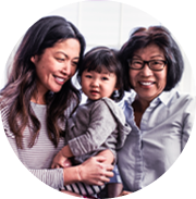 Usměvající se matka, dcera a babička asijského původu