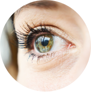 Detailní záběr na zelené oka se syndromem suchého oka, při pohledu do dálky