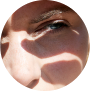 Mujer haciendo sombra sobre los ojos con la mano