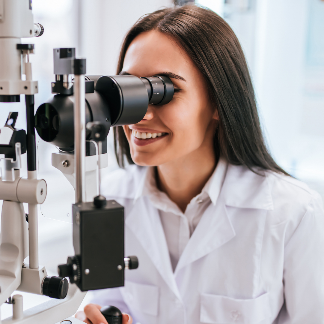 Optometričar koristi opremu za pregled očiju tijekom pregleda očiju.