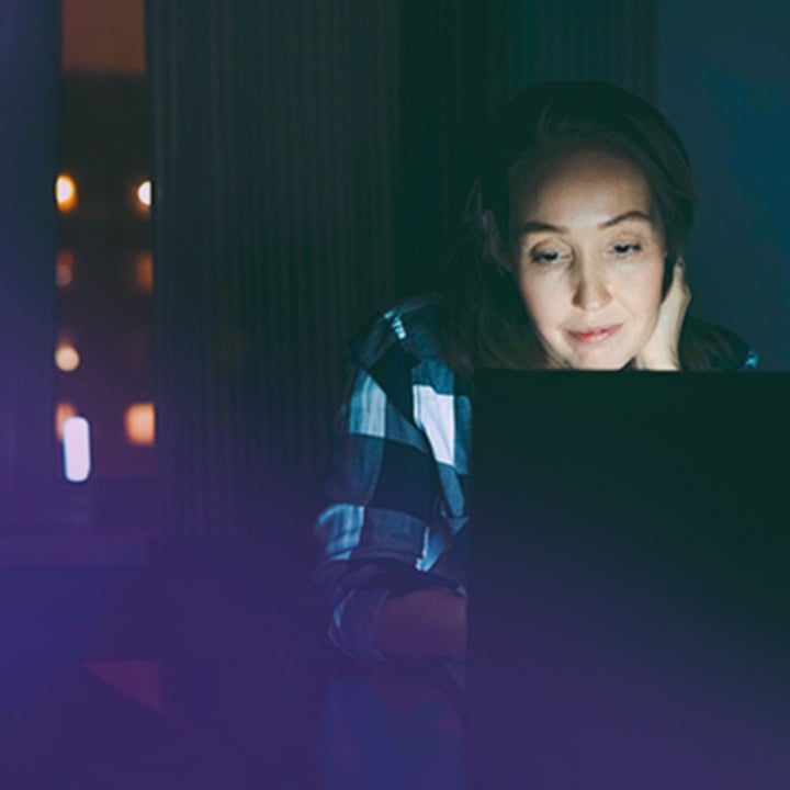 woman looking at a computer screen at night experiences digital eye strain