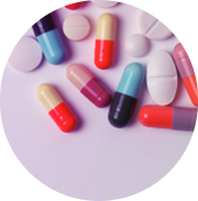 Rôznofarebné kapsule liekov na bielom pozadí